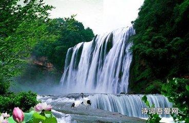 王俊凯巴黎看秀生图曝光 五官俊朗宛若优雅绅士