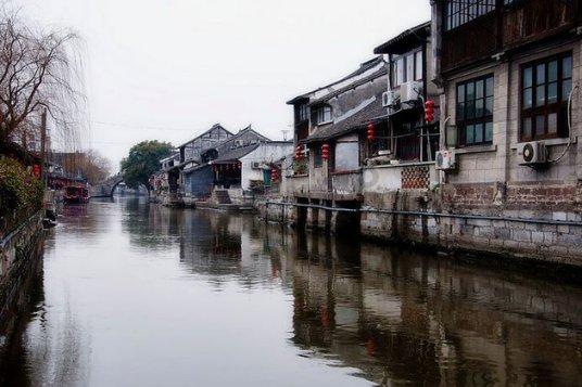 黄金交易提醒：金价在地缘政治紧张局势中保持稳定，等待美联储决议